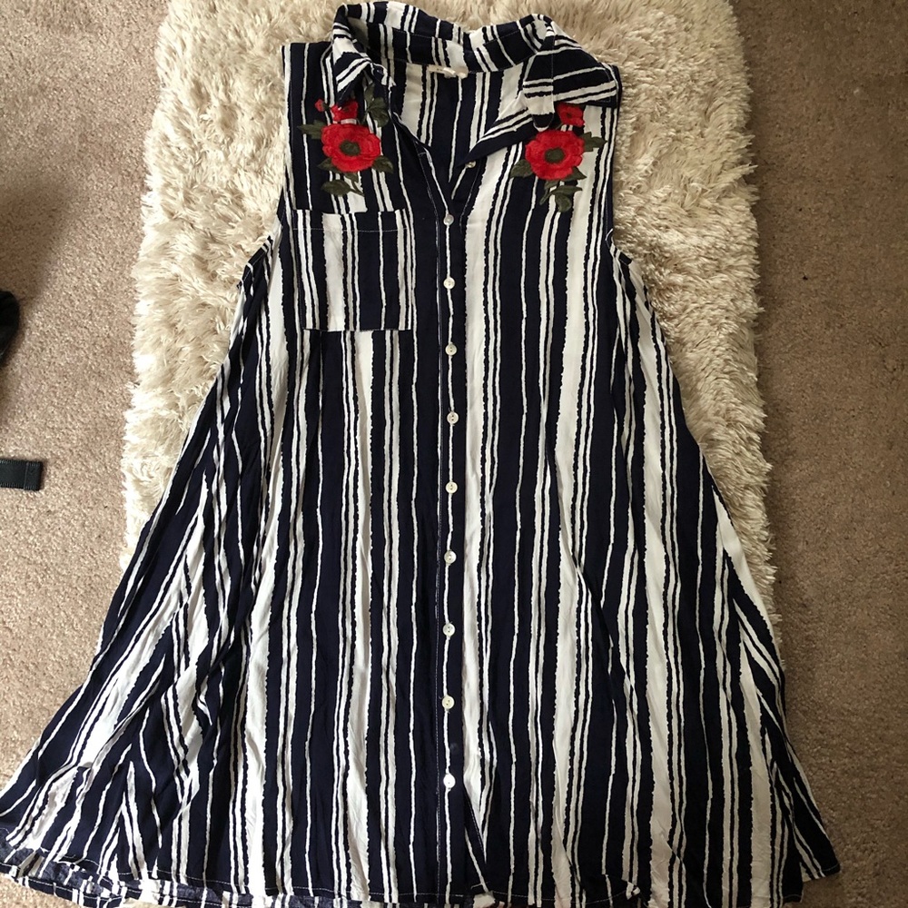 En Creme size Small sleeveless swing dress